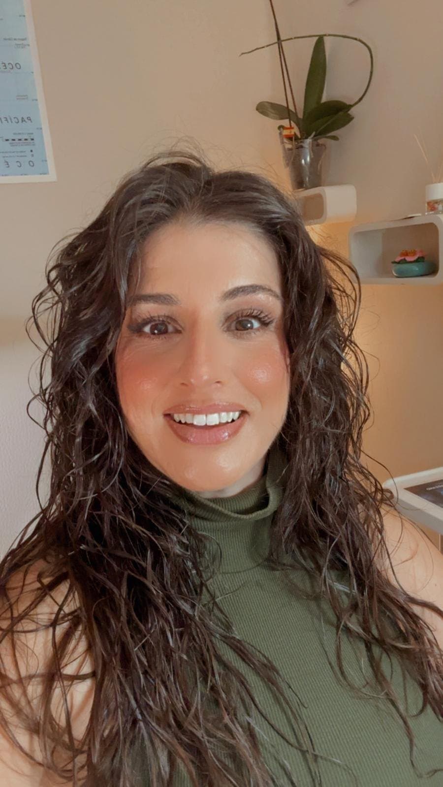 Iris Soares, sonriendo, en su consulta.