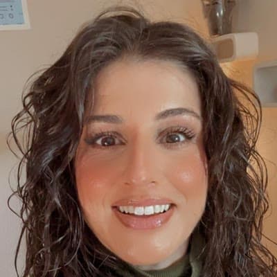 Iris Soares, sonriendo, en su consulta.